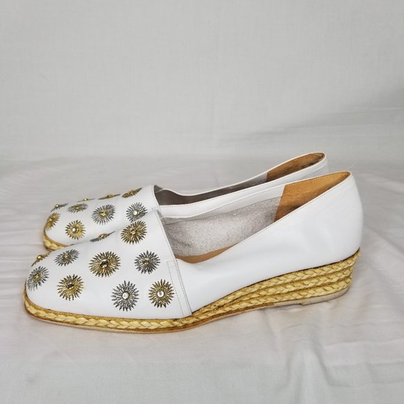 Stuart Weitzman White embroidered/ Rhinestone shoe - Picture 6 of 15